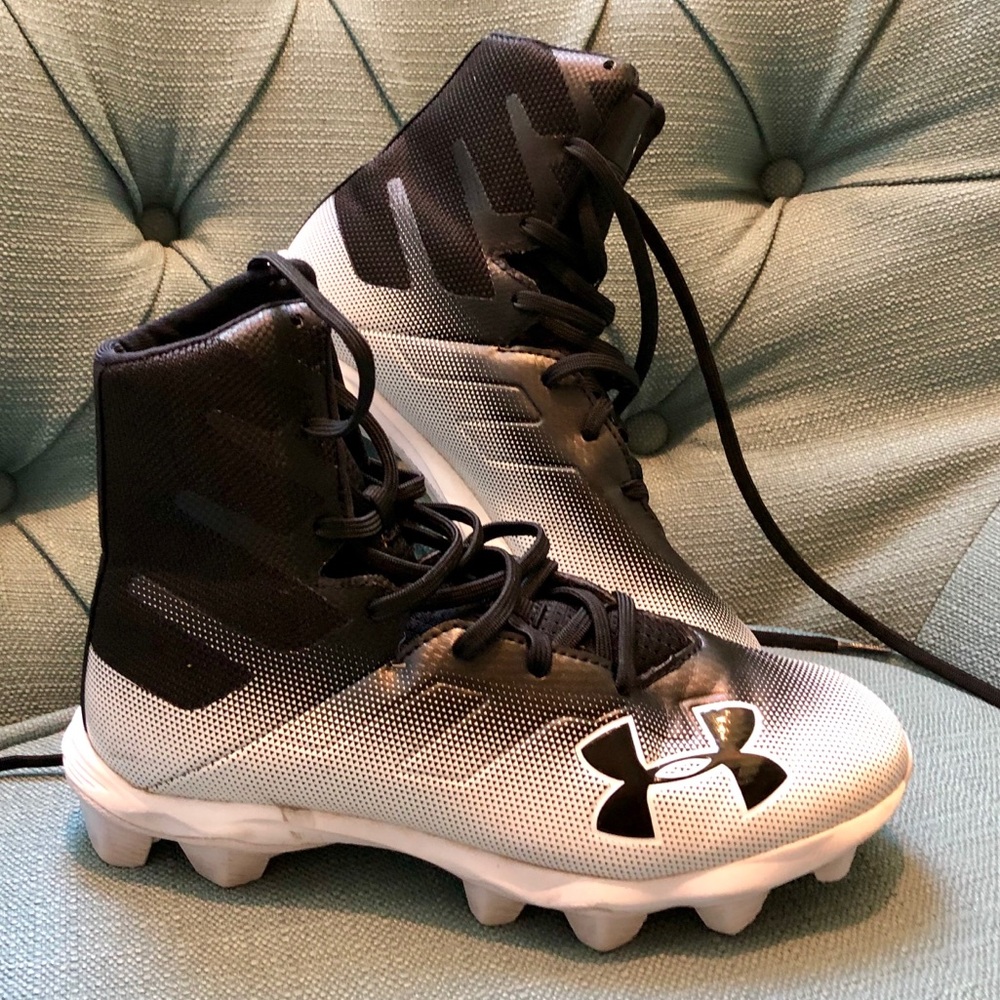 UnderArmour Boys 4.5 high top cleats